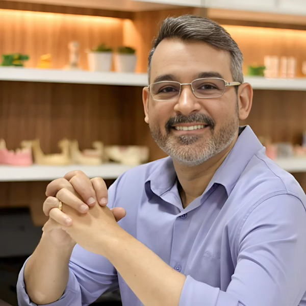 Foto 2 de Implantes Dentários em Fortaleza - Dr. Vinícius Marques