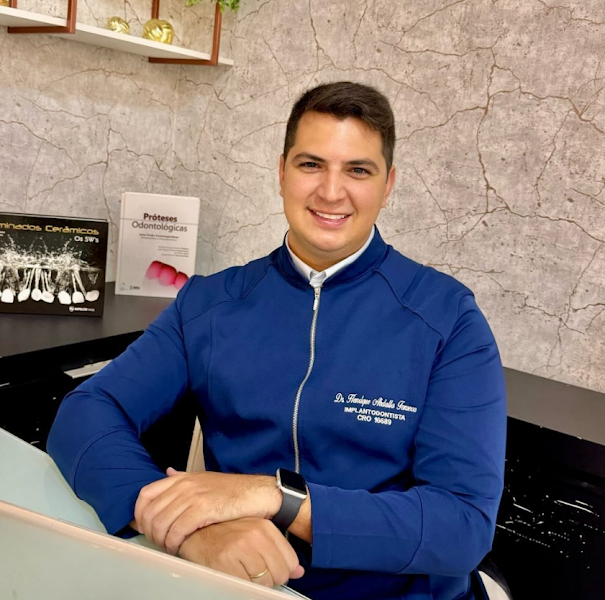 Foto 2 de Implantes Dentários em Goiânia - Dentista Dr. Henrique Abdalla