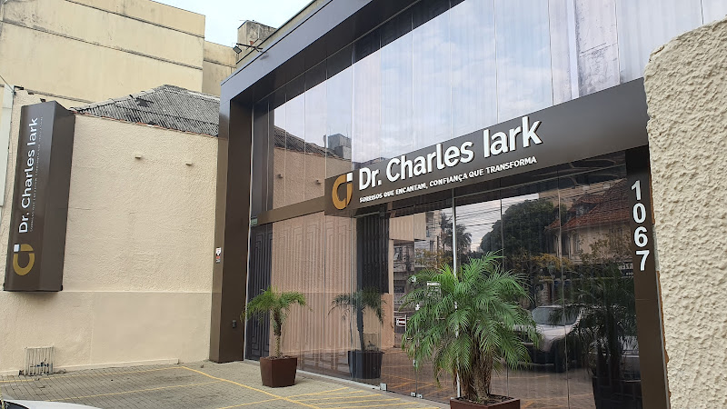 Foto 3 de Implantes Dentários Porto Alegre - Clínica Dr. Charles Iark