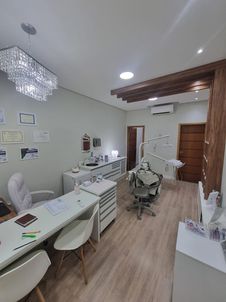 Foto 3 de Instituto Larissa Brunca - Consultório e Clínica Odontológica em Sumaré - Botox, facetas, canal, aparelho, implantes, sisos