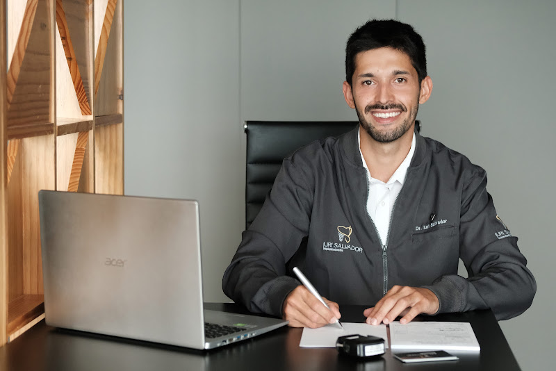 Foto 3 de Iuri Salvador Implantodontia (CRO/SC-17583)