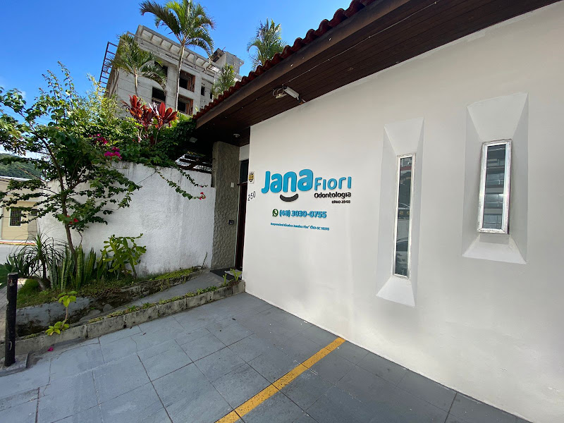 Foto 2 de Jana Fiori Odontologia - Lentes de Contato Dentais | Implantes | Alinhadores Invisíveis | Prótese Dentária | Ortodontia