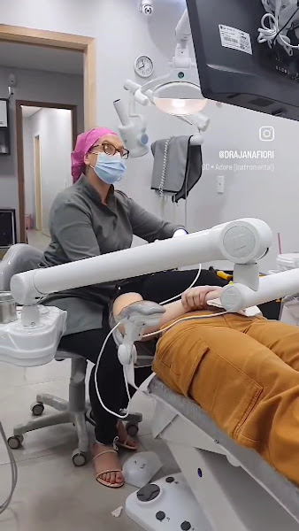 Foto 3 de Jana Fiori Odontologia - Lentes de Contato Dentais | Implantes | Alinhadores Invisíveis | Prótese Dentária | Ortodontia