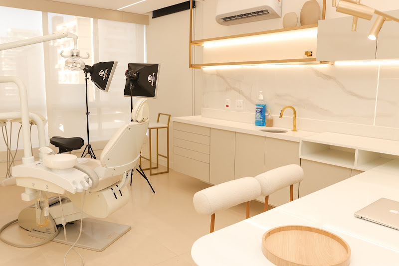 Foto 3 de JJ Odonto Estética - Lentes em Resina e Harmonização Facial por Dr. Jonas Dias e Dra. Jennifer Alfradique