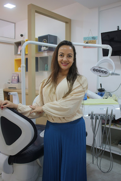 Foto 2 de Júlia Nascimento - Cirurgiã Dentista