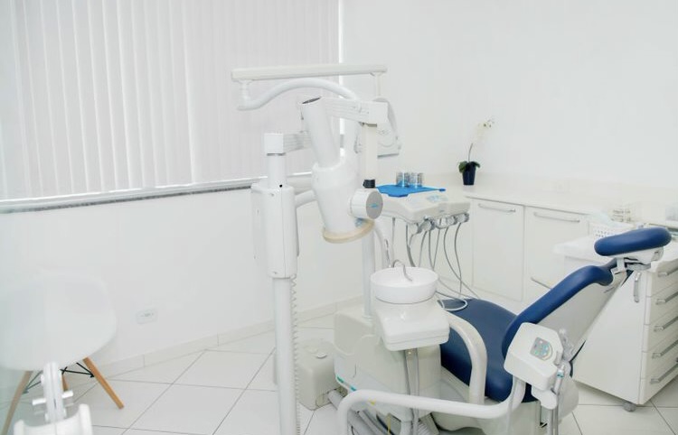Foto 2 de Juliana Gerevini - Endodontia Microscópica / Consultório Odontológico