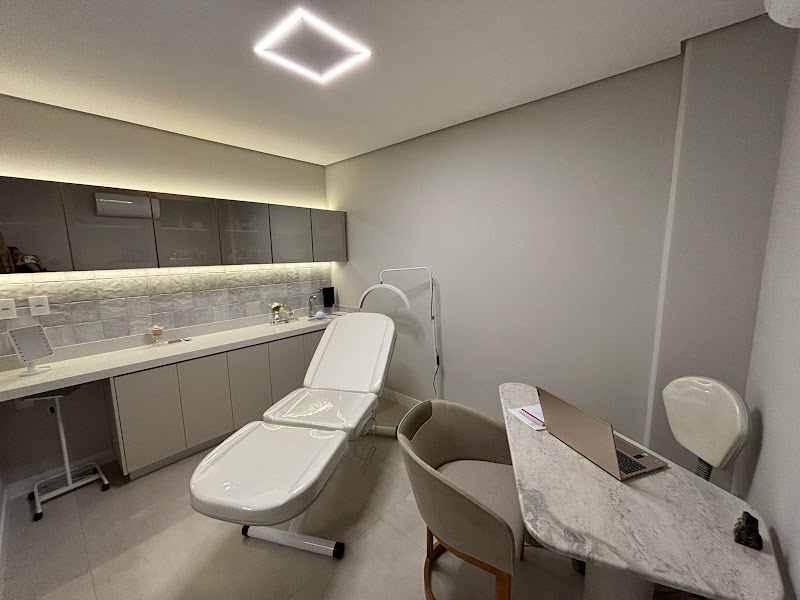 Foto 3 de Karen Fernandes - Harmonização Facial e Odontologia
