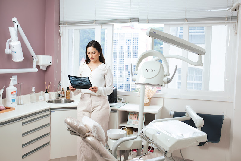 Foto 2 de Karini Faria - Cirurgia Buco-maxilo-facial