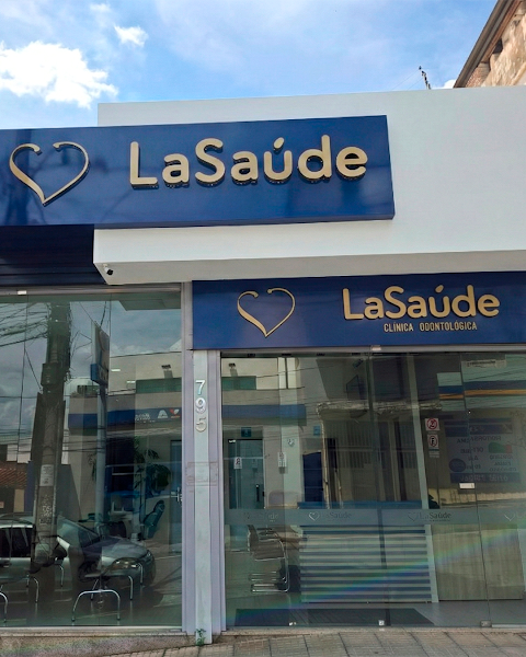 Foto 2 de La Saúde Odontologia | Dentista em Divinópolis - Implante Dentário - Lentes de Contato - Aparelhos Invisíveis