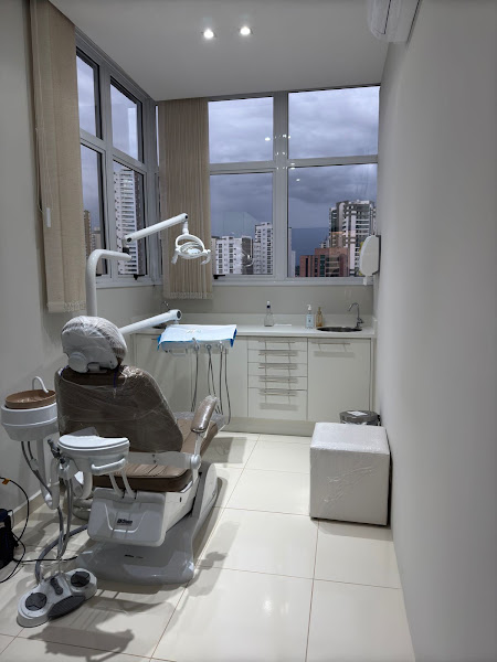 Foto 3 de Lacerda Morente Odontologia - Tratamento de Canal e Endodontia Microscópica