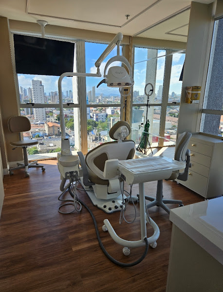 Foto 3 de Leonardo Paiva - Cirurgias Estéticas Faciais, ATM/DTM e Implantes Dentários