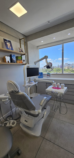Foto 2 de Luana Ponzoni - Cirurgiã Dentista - Endodontista
