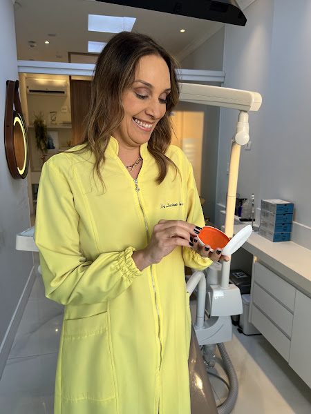 Foto 2 de Luciana Navarro | Dentista Clínica Geral e Top Doctor Invisalign em Santos e SV