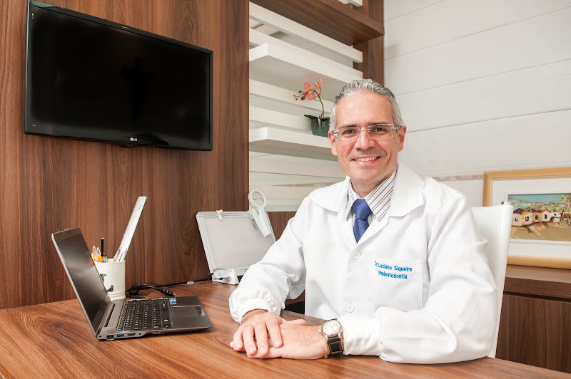 Foto 2 de Luciano Siqueira implantodontista Protesista Odontologia Estética Implantes Dentários Coroas Sobre Implante Facetas em Natal