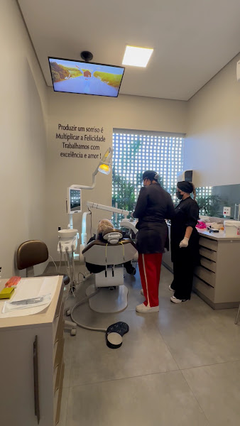 Foto 3 de M. MATOS - Cirurgia de Implantes Dentários l Prótese Protocolo l Lentes de Contato Dental l Aparelho Invisalign