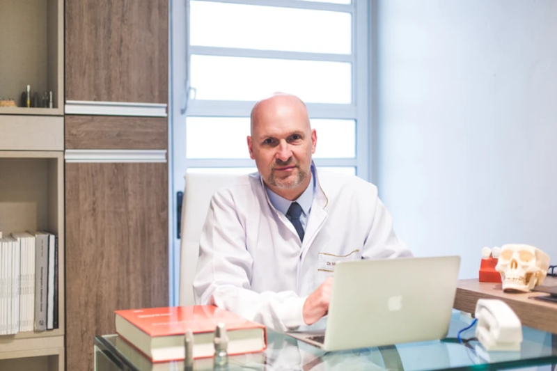 Foto 2 de MA Implantodontia - Prof. Dr. Marco Aurélio - Implante de Dente em Curitiba