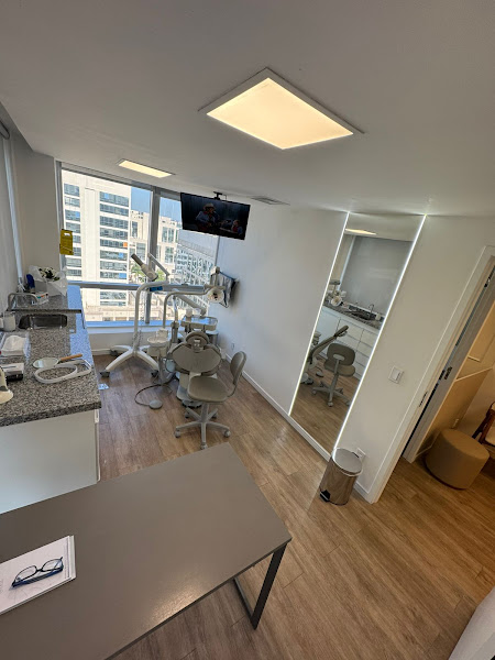 Foto 2 de Mele Odontologia - Implante Dentário em Barra Olímpica - Invisalign - Lentes de Resina Dental em Barra Olímpica