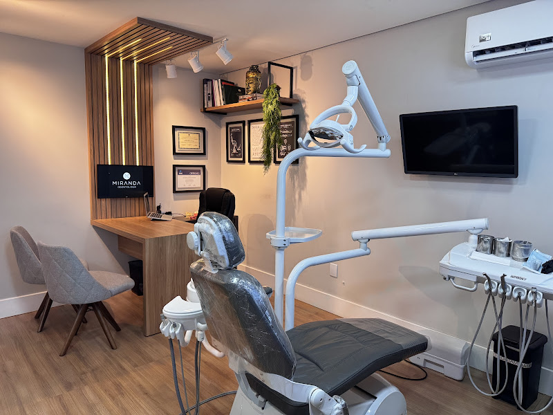 Foto 3 de Miranda Odontologia 24h | Urgências | Implantes e Facetas