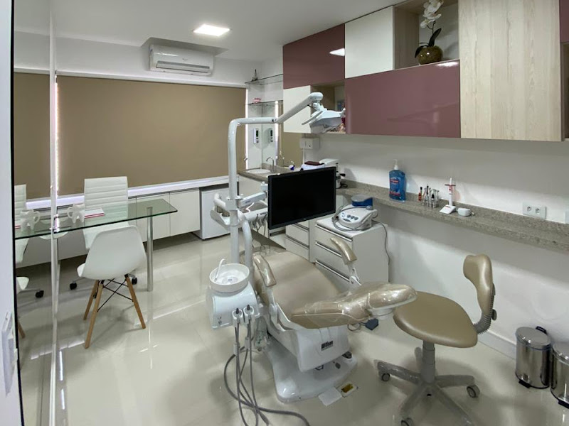 Foto 7 de Moura Odontologia | Ortodontia | Invisalign | Implante Dentário | Lentes de contato | Clareamento | Endodontia | Periodontia