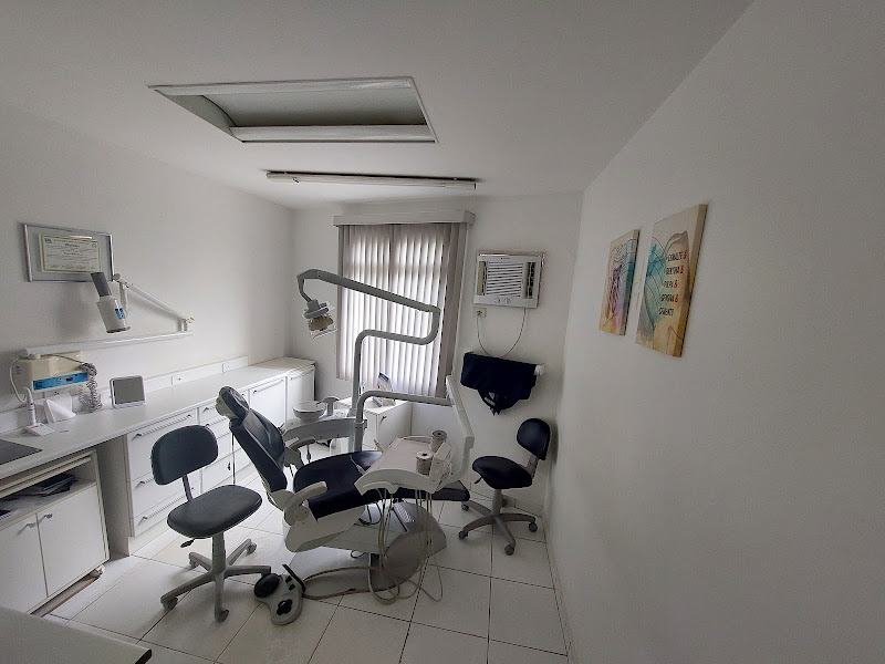 Foto 2 de MR Odontologia dentista na praça da árvore.