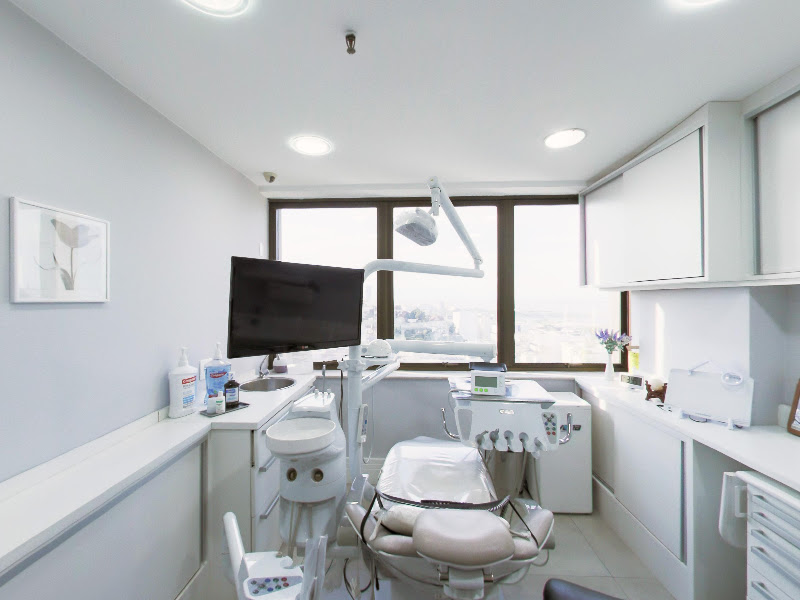 Foto 6 de Odonto Liuzzi | Lentes de Contato Dental | Prótese Protocolo | Ortodontia | Periodontia | Implante Dentário | Dental Tourism