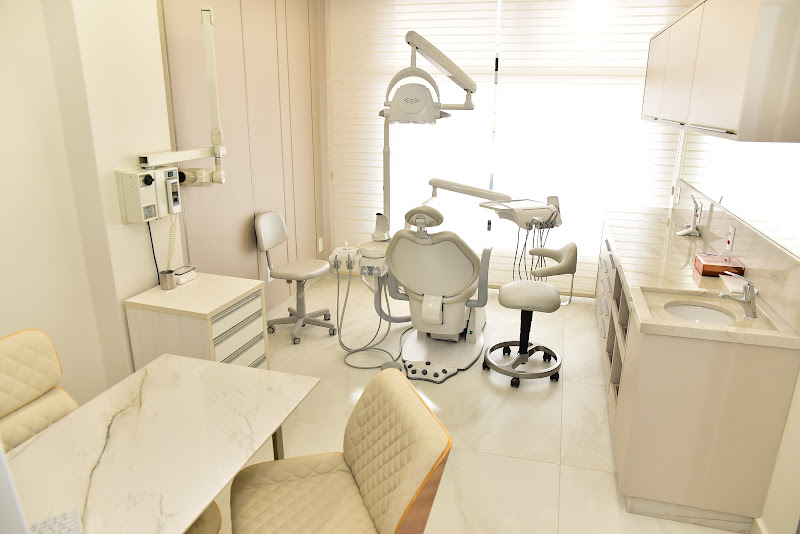 Foto 2 de Odonto Luzzi - Luzzi Odontologia - Implante Dentário, Clareamento Dental, Próteses,Aparelho Ortodôntico, Facetas em Cascavel