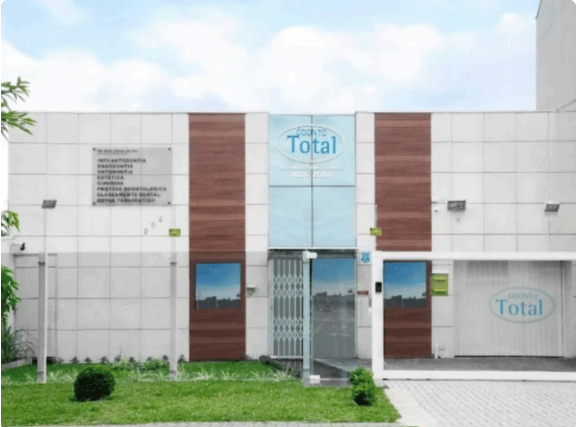 Foto 2 de Odonto Total Curitiba - Somos Especialistas em Implante Dentário, Ortodontia, Próteses e Estética dental.
