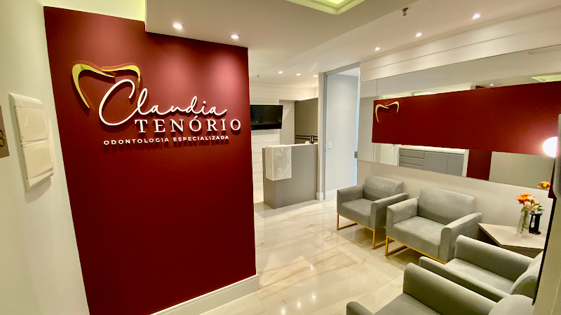 Foto 2 de Odontologia Dra Claudia Tenorio | Implantes Dentarios em Curitiba