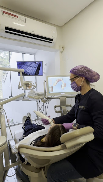 Foto 3 de Odontologia Especializada Dr. Flávio Cunha e Dra. Letícia Feix Cunha | Dentista Menino Deus | Implante Dentário | Invisalign