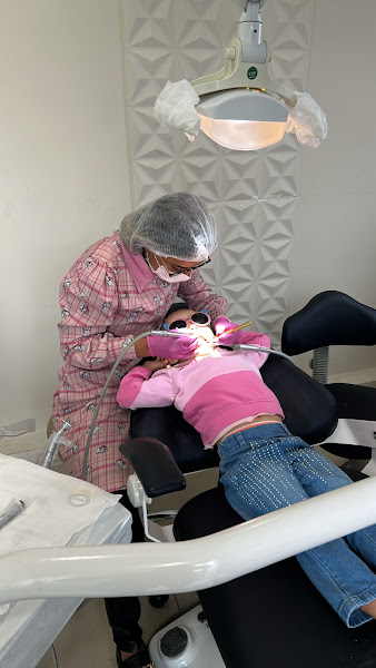Foto 3 de Odontopediatra Cláudia Mota- Dentista de criança - Frenectomia lingual a laser - Nova Iguaçu