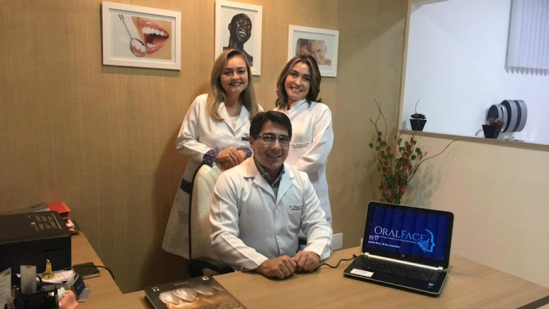 Foto 2 de OralFace - Odontologia Estética & Implantodontia
