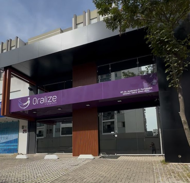 Foto 3 de Oralize Implantes - Dentes Fixos - Implante sem enxerto - Implante sem corte - Aparelho Invisivel - Lente de Contato