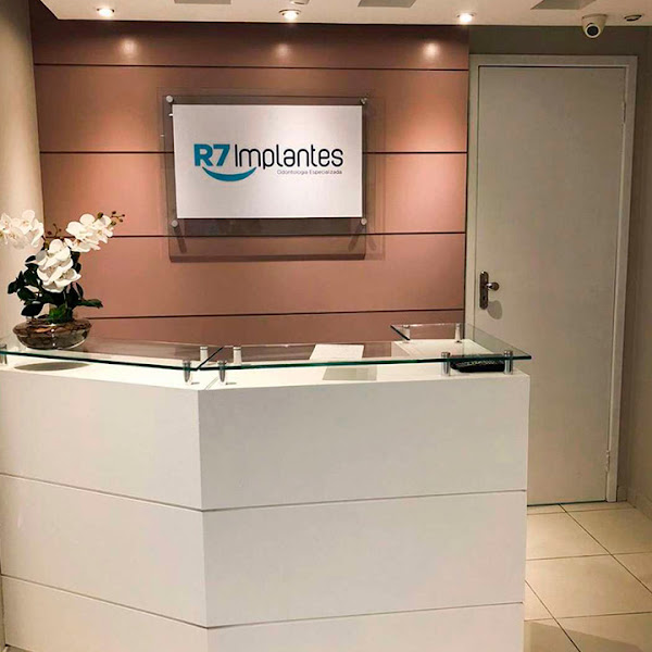 Foto 2 de R7 Implantes Dentários e Prótese Protocolo | Dentista no Catete Rio de Janeiro - RJ