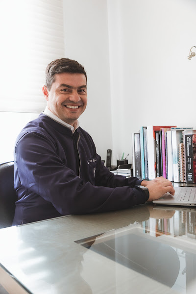 Foto 2 de Rafael Caixeta - Implantodontia e Periodontia