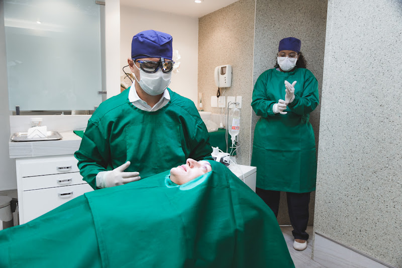 Foto 3 de Rafael Caixeta - Implantodontia e Periodontia