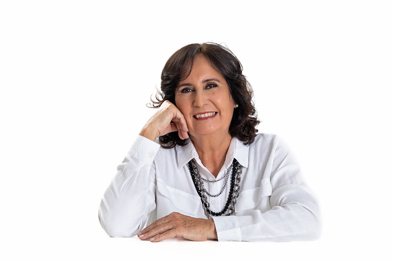 Foto 3 de Renilce Gontijo Dentista Betim - Lentes de porcelana, Lentes de Resinas, Implantes, Próteses, Protocolo e Clareamento.