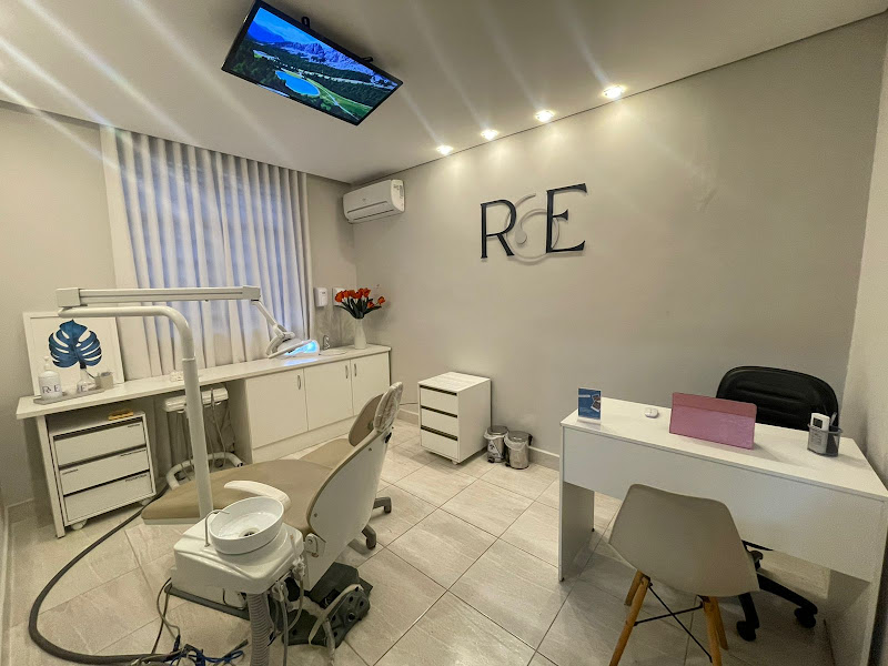 Foto 2 de ROE Odontologia - Implante Dentário / Alinhador Invisível / Protocolo / Lente de Contato