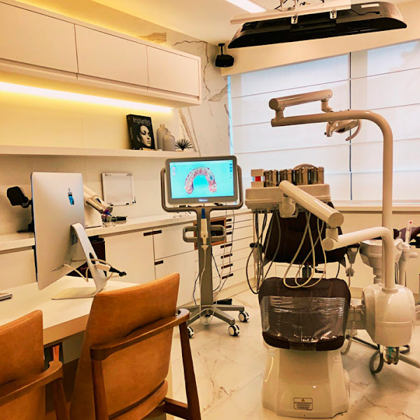 Foto 2 de Romero Fernandes Odontologia - Implante Dentário com os melhores Dentistas da Barra da Tijuca