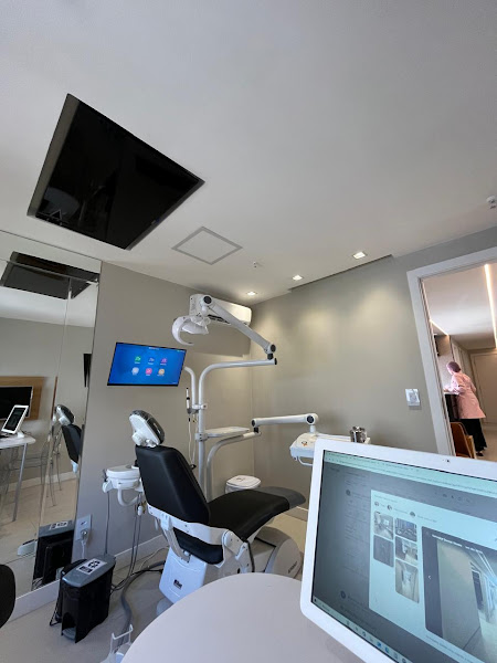 Foto 2 de Salvador Dental Studio | Prótese Dentária | Alinhadores Invisíveis | Invisalign | Caminho das Árvores