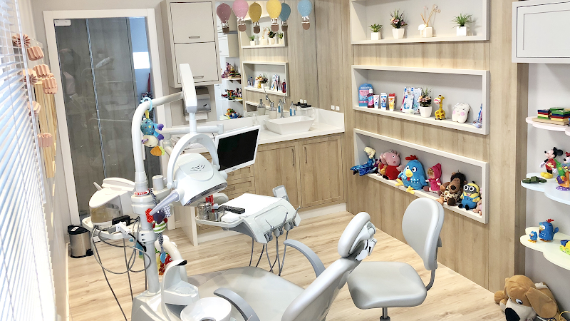 Foto 2 de Sharlene H. Becker - Odontopediatra - Cirurgia de freios orais com laser