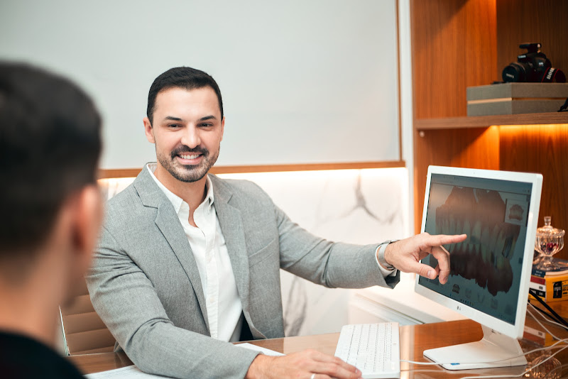 Foto 2 de Tavares Clinic | Dr. Lucas Tavares | Facetas em porcelana | Protocolos dentários | Uberaba