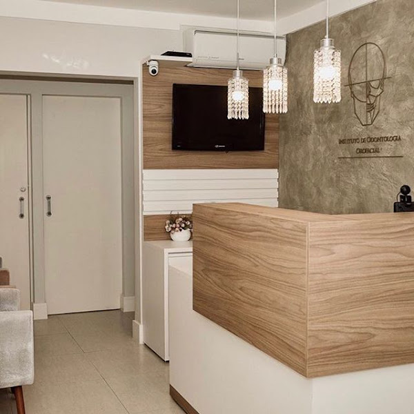 Foto 2 de Thalita Goulart - Implante dentário - Protocolo dentário - DTM - ATM - Ortognática - Siso - Lipo de Papada - Bichectomia