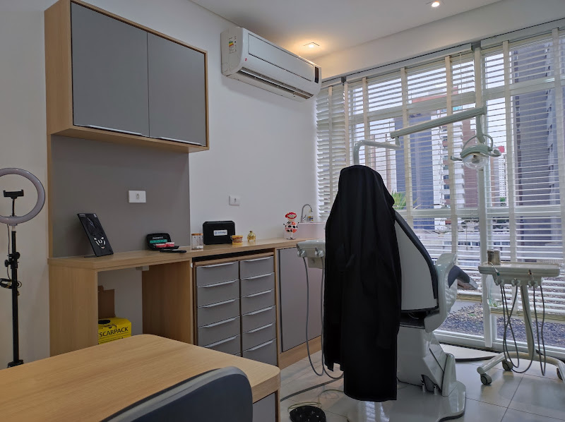 Foto 2 de Thatiani Santos Odontologia Curitiba Botox Preenchimento Papada Fios PRF