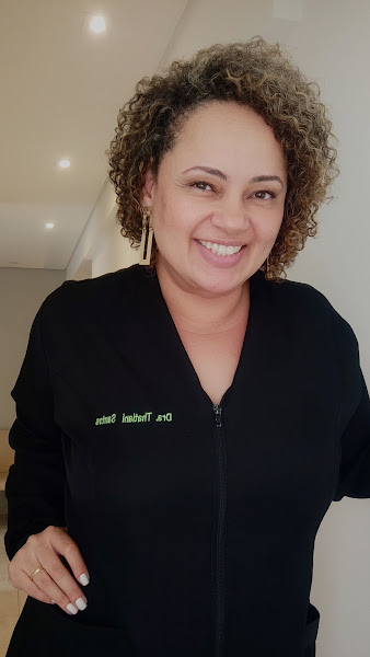 Foto 3 de Thatiani Santos Odontologia Curitiba Botox Preenchimento Papada Fios PRF