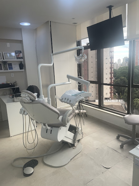 Foto 3 de Urgência Odontológica/ O’DON IMPLANTES / DR Renier Bedendo/ Dra Paloma Portela