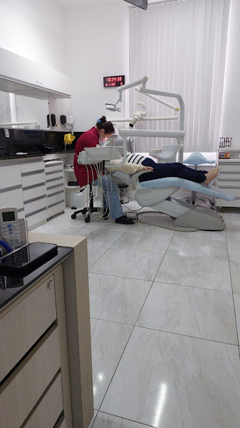 Foto 3 de Vitória da Cruz dos Santos - Cirurgiã Dentista
