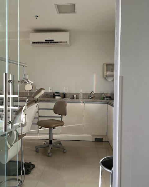 Foto 2 de Vitória Dall' Acqua Cirurgiã-Dentista