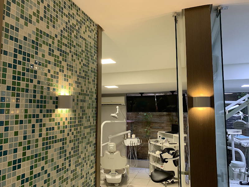 Foto 3 de Vivacqua - Endodontia Avançada | Microscopia Operatória | Odontologia